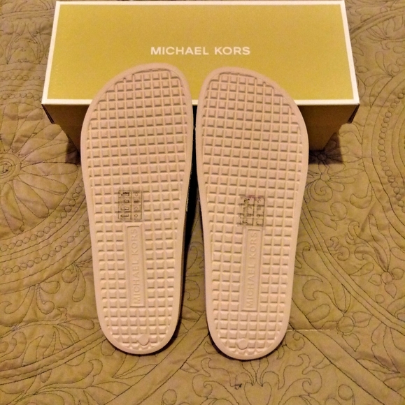 Michael Kors Gilmore Slides - Picture 5 of 10